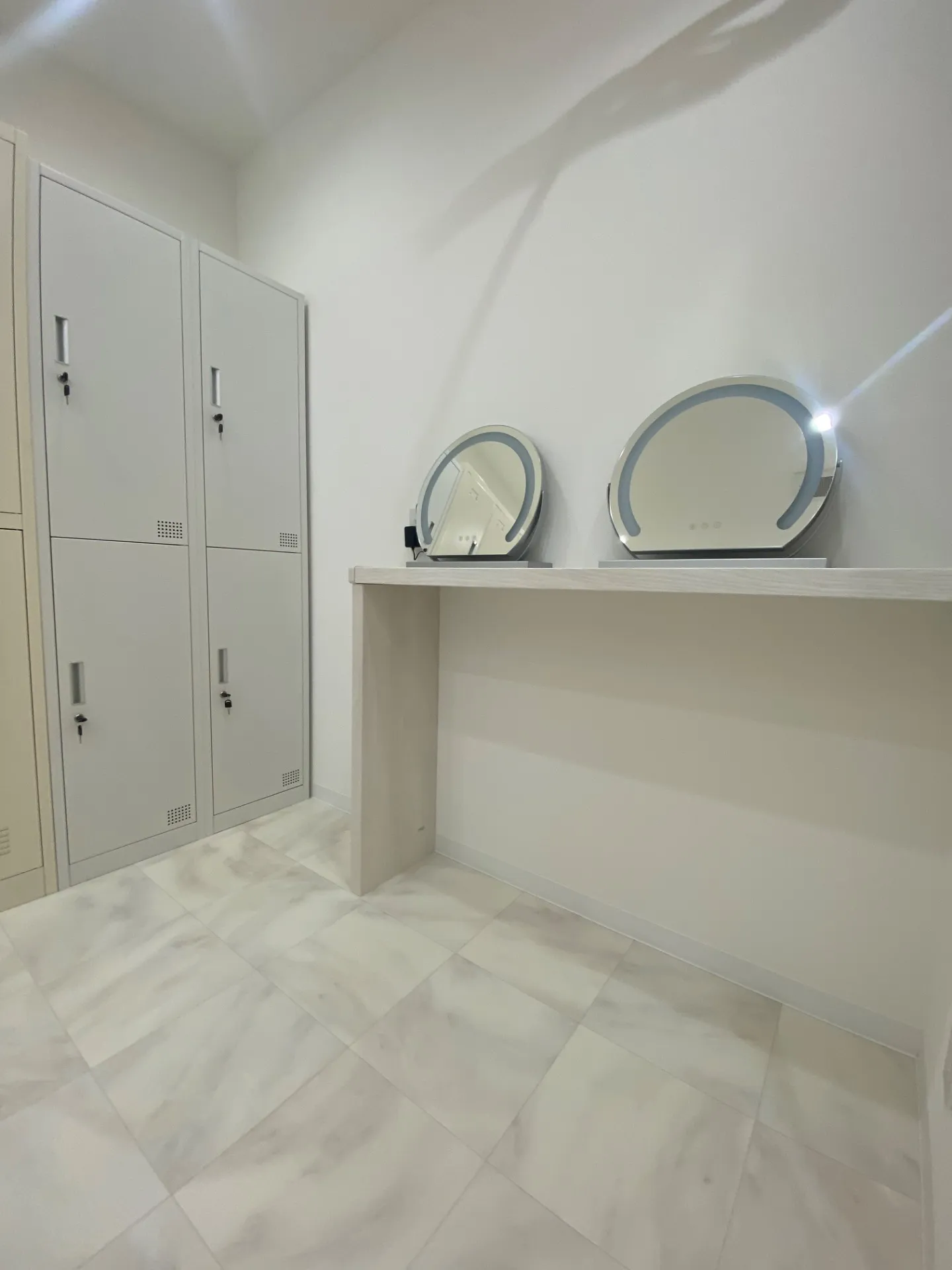 お化粧直し用のカウンター&ミラー